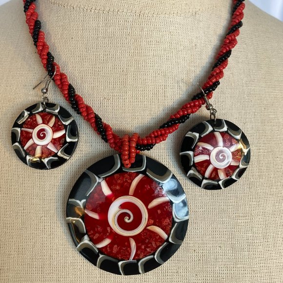 💰 5 FOR $40 / VINTAGE RED & BLACK BEADED "SEASHELL" NECKLACE AND EARRINGS (VGUC) - Picture 5 of 5